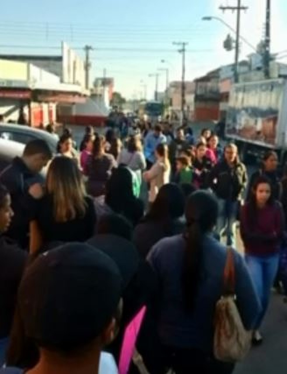 Centenas de pessoas forma fila em frente de PAT de Cabreúva  — Foto: Reprodução/TV TEM
