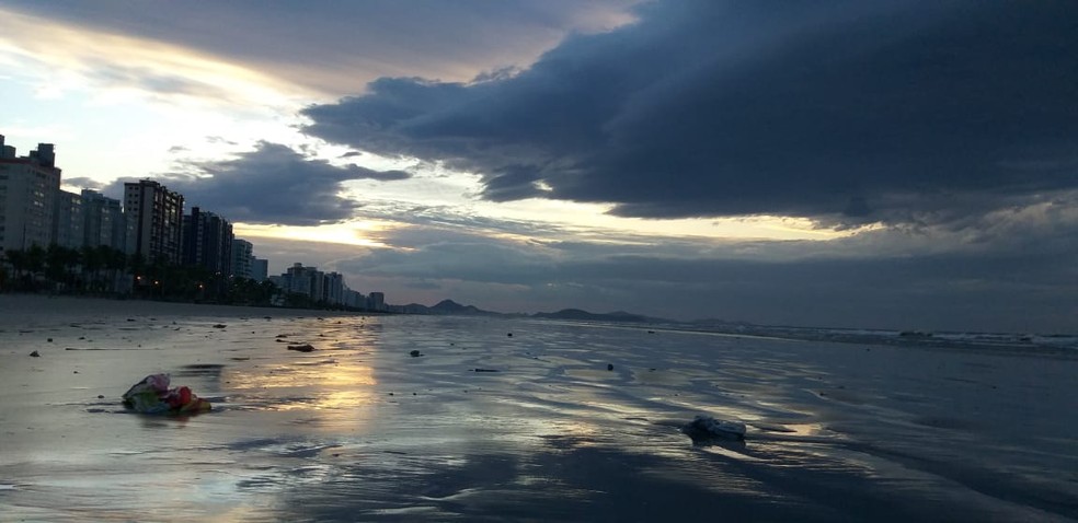 Fortes rajadas de vento devem causar agita&ccedil;&atilde;o mar&iacute;tima nesta quarta-feira (1&ordm;) na Baixada Santista &mdash; Foto: Divulga&ccedil;&atilde;o/Praia Grande Mil Grau