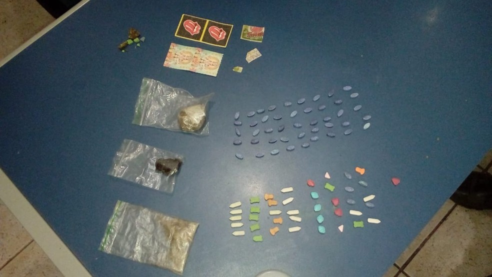 Comprimidos de ecstasy foram apreendidos com um casal no Bairro Todos os Santos (Foto: PolÃ­cia Militar/DivulgaÃ§Ã£o)