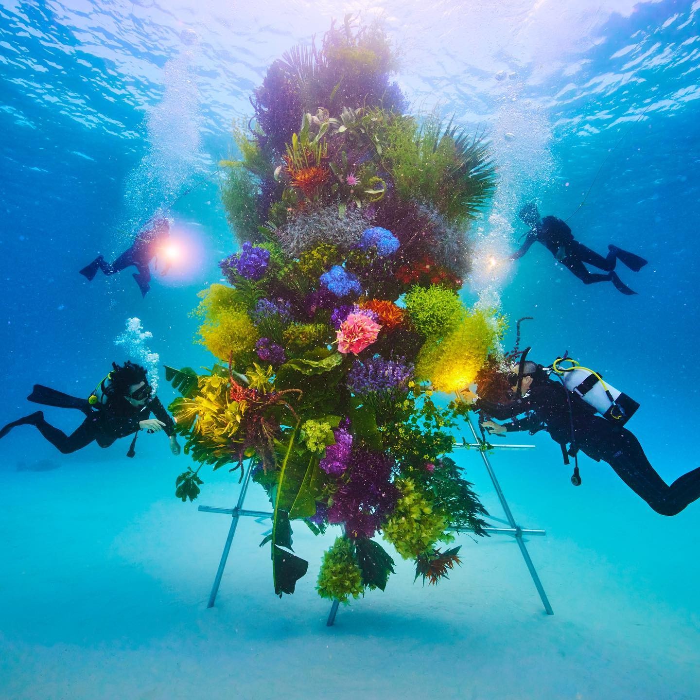 O projeto foi chamado de Botanical Sculpture × In Bloom project - Sea #2 (Foto: Instagram / @azumamakoto / Reprodução)