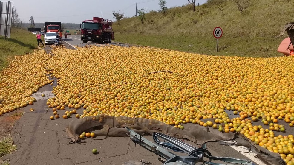 Batida entre carro e caminhão deixa feridos e espalha carga de laranja em rodovia de Itatinga — Foto: Arquivo pessoal