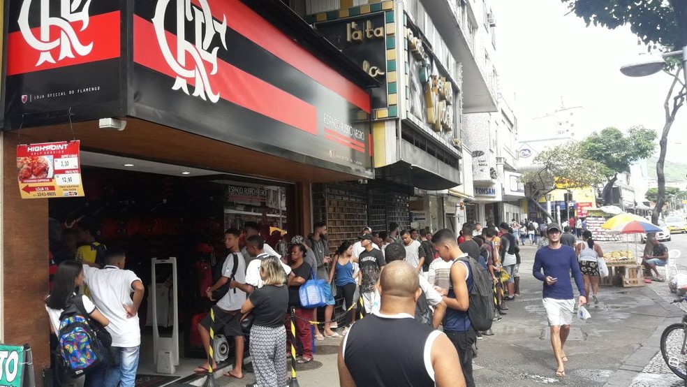 Torcida do Flamengo faz filas no Rio de Janeiro em busca de ingressos para o treino (Foto: Divulgação)