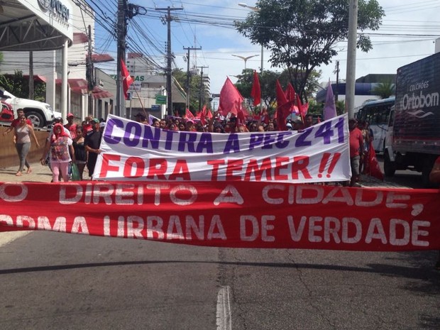 Ato do MTST em Fortaleza contra PEC 241 e o governo de Michel Temer; manifestantes criticam prazo na entrega de casas (Foto: Gioras Xerez/G1)