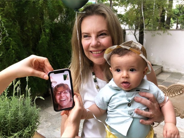 Vera Muller (no celular), mãe de Titi Müller, e Cesira Bertoni Jardim, mãe de Tomás Bertoni, com o neto Benjamin  (Foto: Reprodução/Instagram)