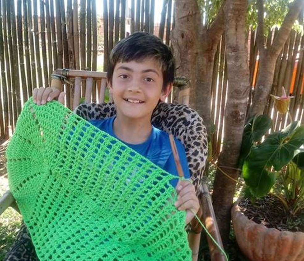Junior Silva está gravando vídeos todos os dias para ensinar crochê (Foto: Arquivo Pessoal/Denise Vieira)