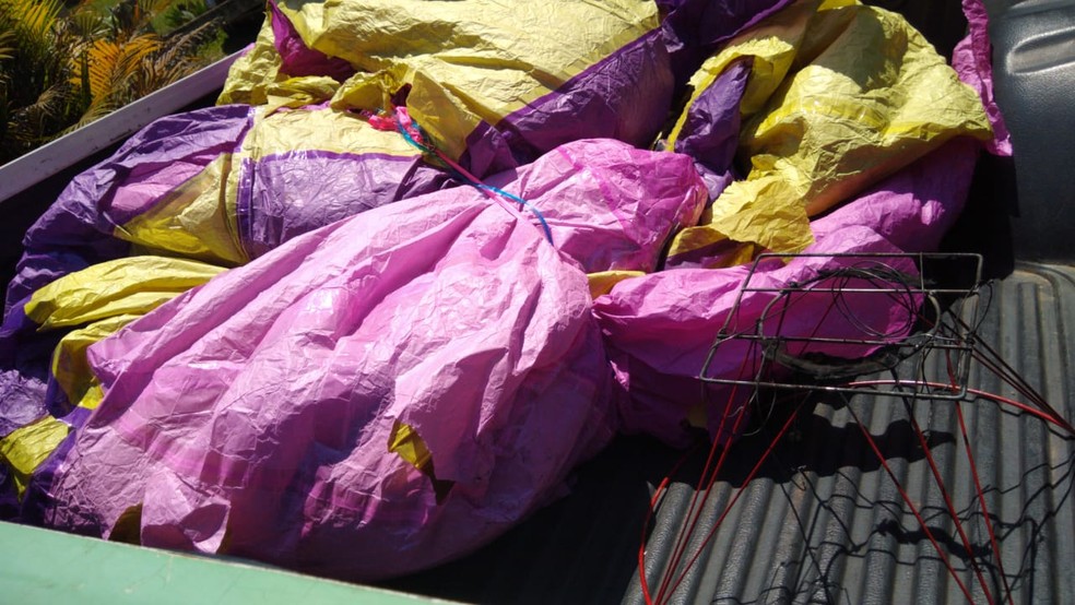 Balão apreendido após cair em Jambeiro — Foto: Divulgação/Polícia Ambiental