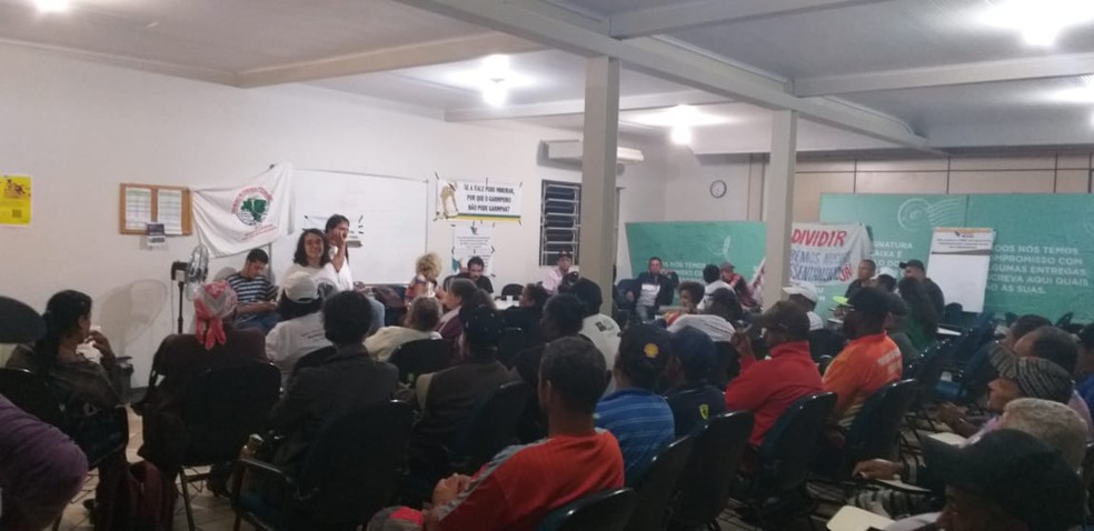 Atingidos por rompimento de barragem da Samarco passam a noite em escritório da Renova, em Mariana. — Foto: Divulgação/Comissão de Atingidos pela Samarco/Vale/BHP