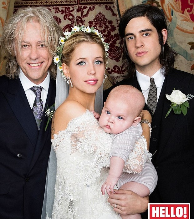 Peaches com Astala no colo entre o pai, Bob Geldof, e o marido Thomas Cohen (Foto: Reprodução)