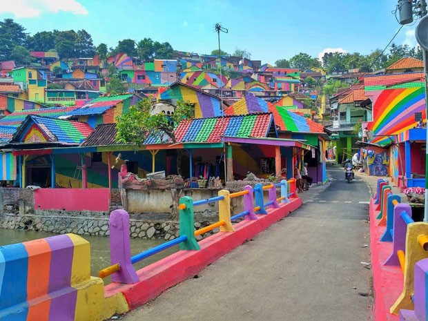 Favela na Indonésia ganha cor e vira ponto turístico (Foto: Divulgação)