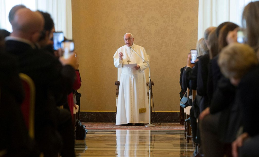 Papa Francisco em encontro com jornalistas internacionais — Foto: Vatican Media/Reuters