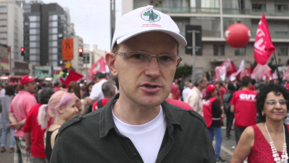 Gilberto Cervinski em ato na rua representando o MAB (Foto: Joka Madruga/MAB)