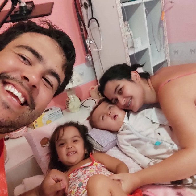 Maria e Milena com a família (Foto: Reprodução Instagram )