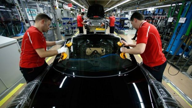 Fábrica de automóveis na Alemanha: são poucas as opções de política econômica para reativar setores afetados (Foto: Reuters/BBC)