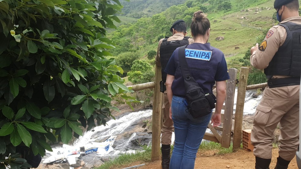 Uma psicóloga integra a equipe do Cenipa do Rio de Janeiro que foi ao local do acidente aéreo que matou a cantora Marília Mendonça no interior de Minas — Foto: g1