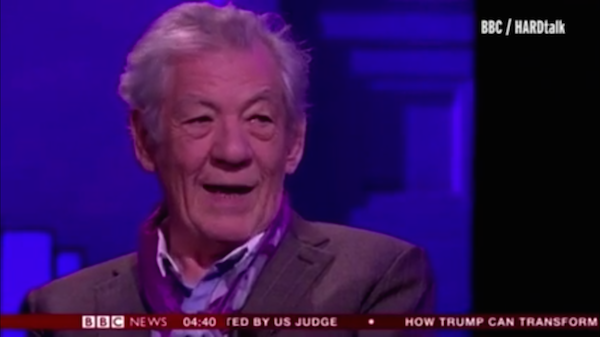 O ator Ian McKellen em entrevista ao canal BBC (Foto: Reprodução)