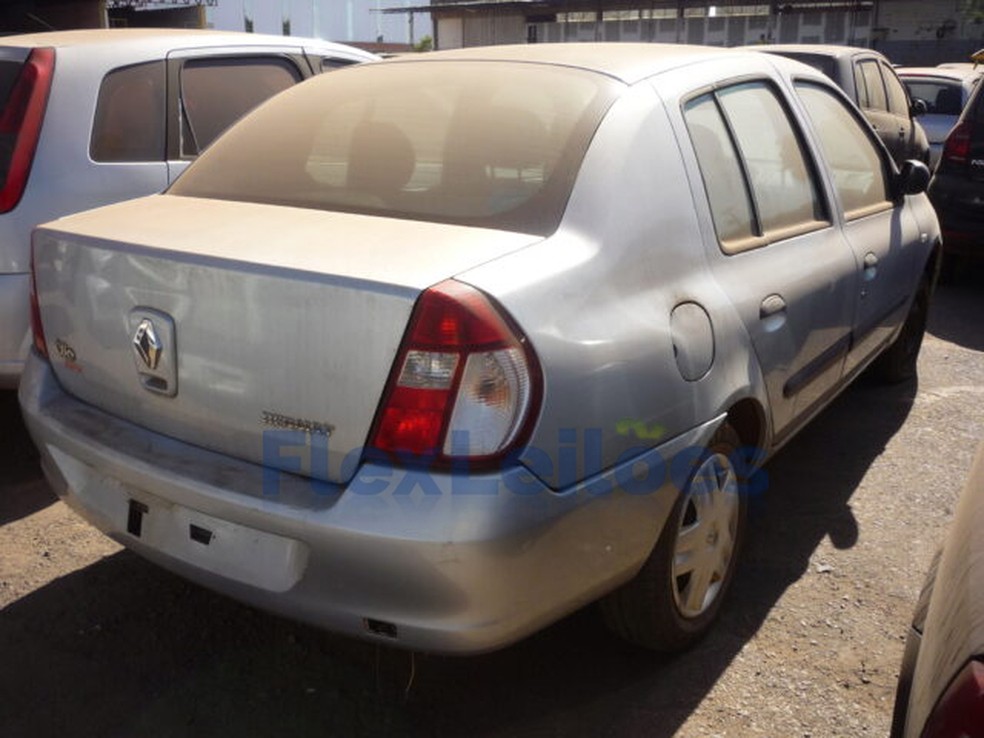 Dois carros Renault Clio lideram a lista dos veículos mais baratos no leilão da PCDF, com lances a partir de R$ 2,8 mil.  — Foto: Flex Leilões/Divulgação