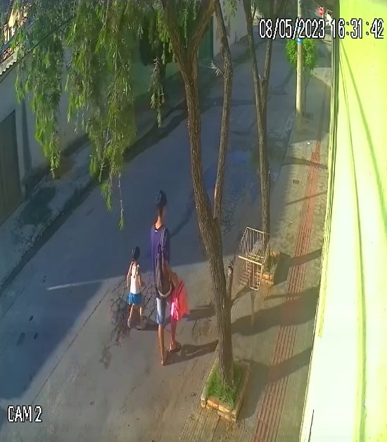 Vídeo mostra momento em que menina de 3 anos sequestrada em BH é deixada em ferro-velho; suspeito é irmão dela 