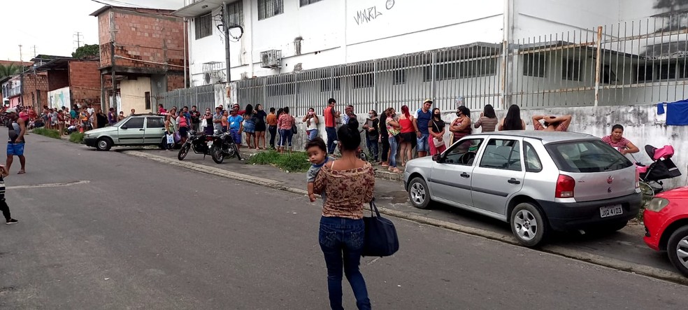 Fila no Jorge Teixeira, em Manaus — Foto: Paulo Paixão/ Rede Amazônica