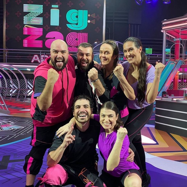 Carol Costa (agachada) participou do time de Tiago Abravanel no Zig Zag Arena ao ado de Fernando Poli, Jana Schmidt, Paula Flaibann e Vinicius Loyola (Foto: Reprodução/Instagram)