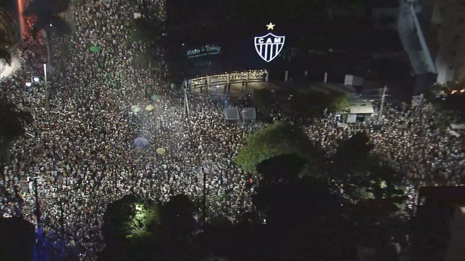 Nos braços da Massa! Jogadores do Atlético-MG desfilam em carro aberto por BH e comemoram título com milhares de torcedores