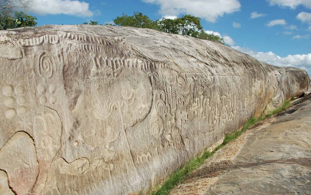Inscrições rupestres da Pedra do Ingá, em Pernambuco: a pedra vista como o primeiro livro da humanidade a ser retratado pela Estácio de Sá — Foto: Reprodução/Internet