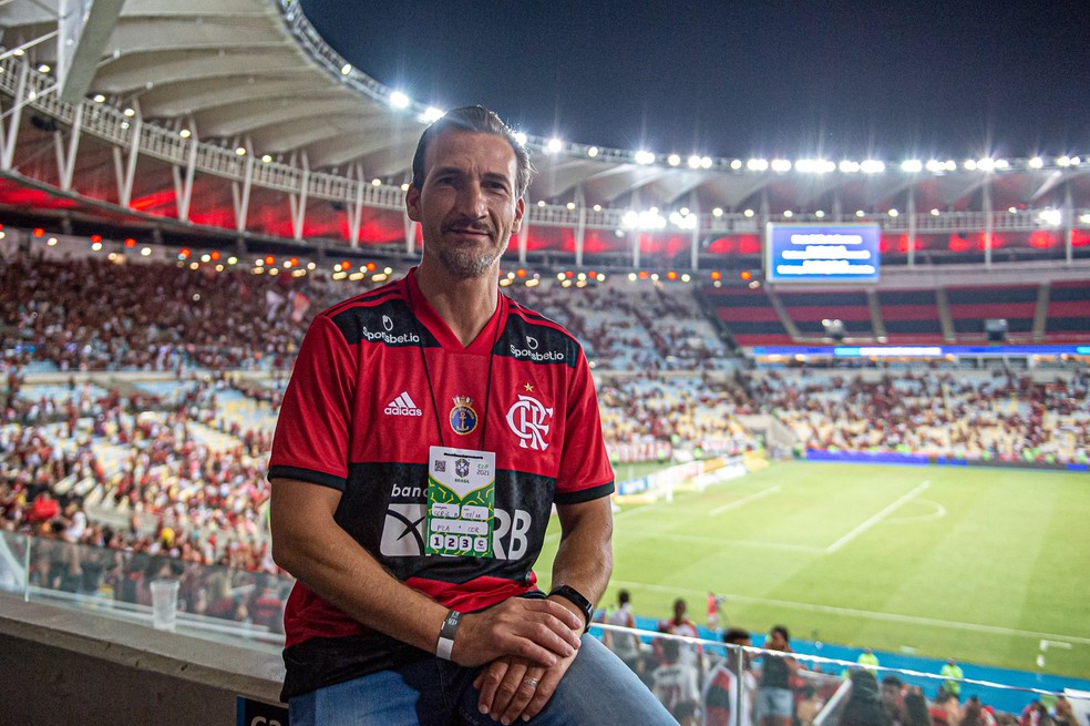 Luis Andrade, técnico de futebol feminino do Flamengo, no Maracanã — Foto: Paula Reis / Flamengo