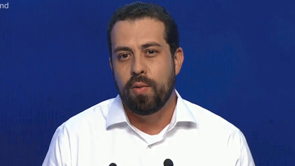 O presidenciável Guilherme Boulos (PSOL) no debate da TV Bandeirantes (Foto: Reprodução/TV Bandeirantes)