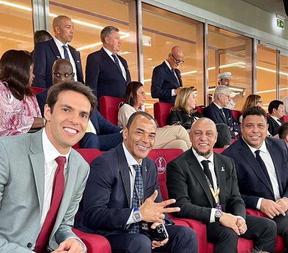 Os 'pentas' torcendo pelos 'hexas': Kaká, Cafu, Roberto Carlos e Ronaldo assistem ao jogo do Brasil no Catar — Foto: Reprodução/Instagram