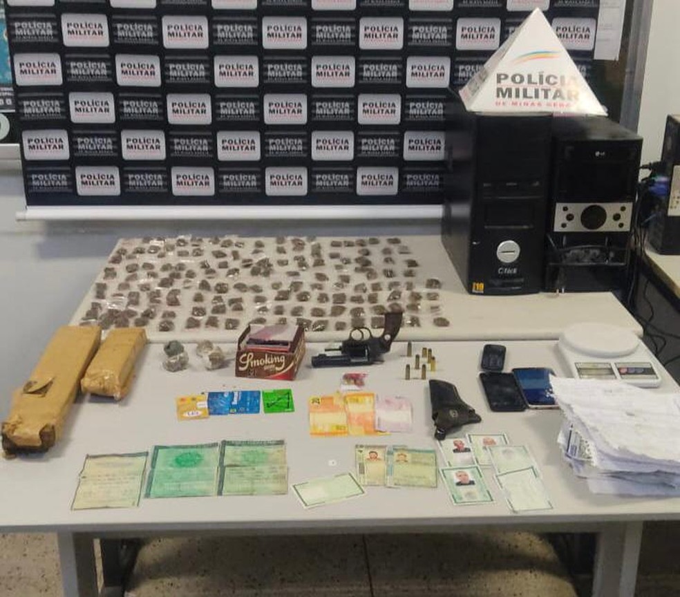 Drogas e material apreendido na casa do suspeito de vender cartões de crédito em Santa Luzia — Foto: Divulgação/Polícia Militar