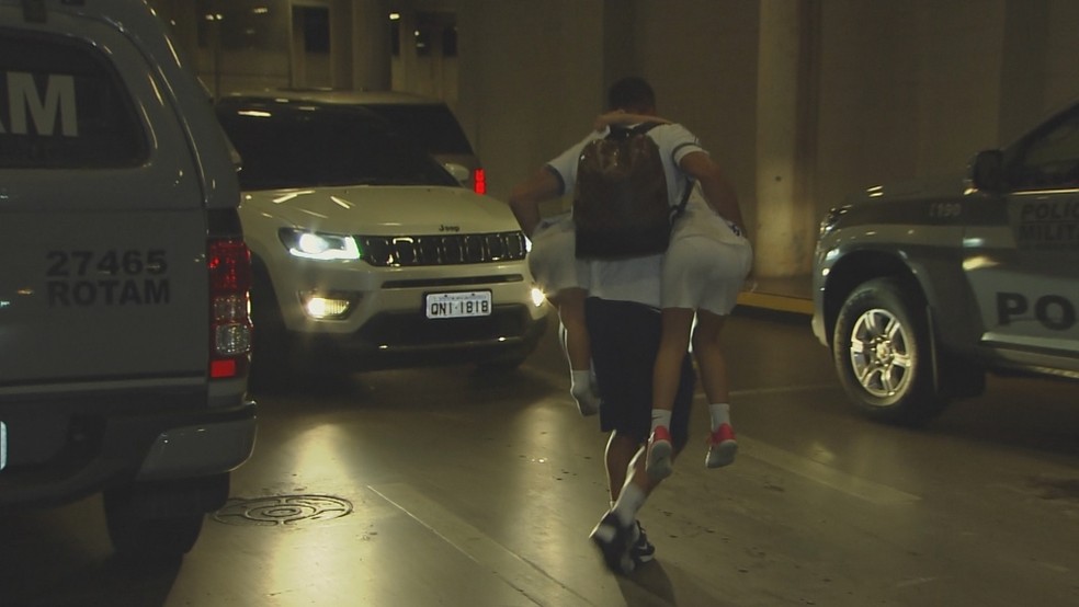 Meia deixou o Mineirão carregando os filhos após a vitória do Cruzeiro em cima do Tombense — Foto: Reprodução/SporTV