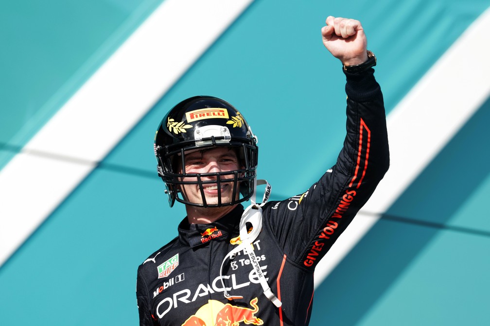 Max Verstappen comemora a vitória no GP de Miami de 2022 com um capacete de futebol americano — Foto: Mark Thompson/Getty Images