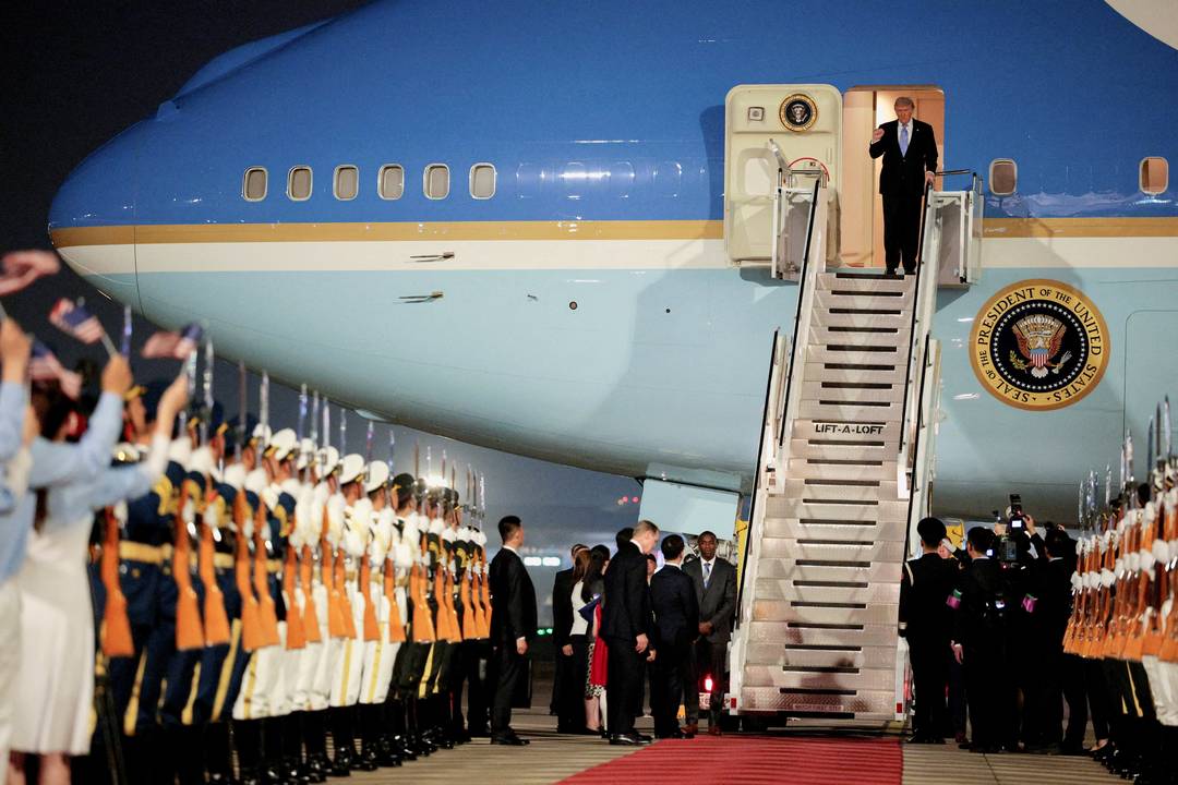 O presidente dos EUA, Donald Trump, desembarca em Pequim, na China, em 13 de maio de 2026.