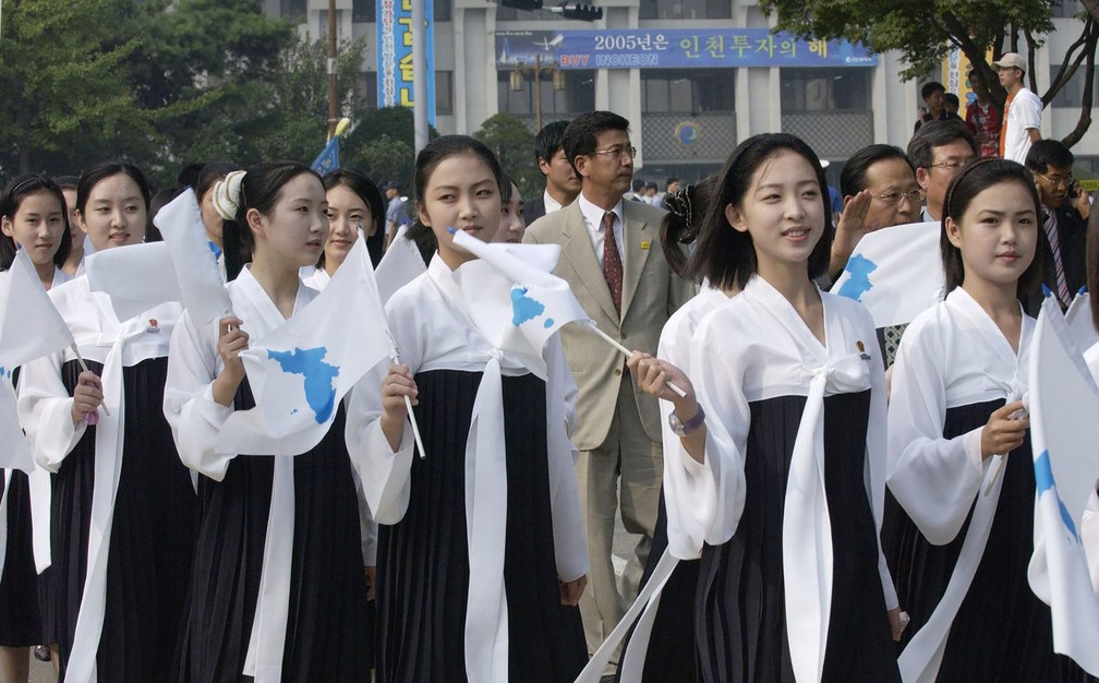 Foto de 2005 mostra um grupo de cheerleaders norte-coreanas que participaram de um campeonato em Icheon, Coreia do Sul; acredita-se que a mulher à direita seja a esposa do líder norte-coreano Kim Jong-Um, Ri Sol-Ju  (Foto: Dong-A Ilbo/AFP)