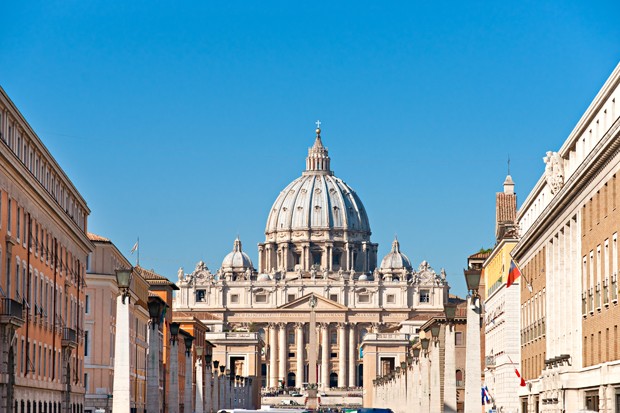 Rome, Italy (Vatican) - October 22, 2011: the Basilica of St. Peter in Vatican City State in a compressed perspective along via della Conciliazione. Saint Peter\'s Basilica has the largest interior of any Christian church in the world. (Foto: Getty Images)