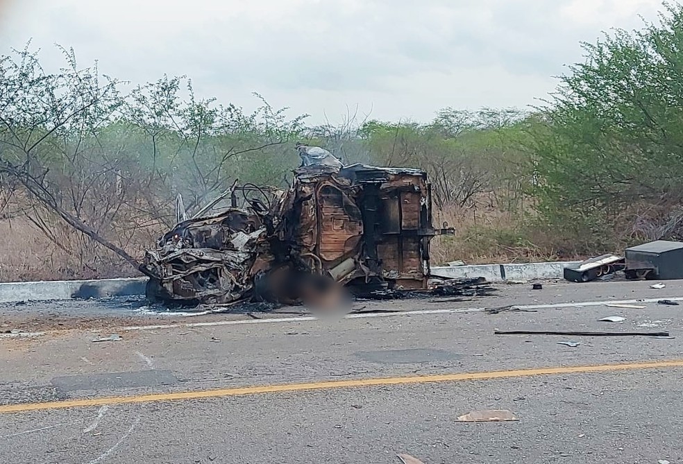 Carro pegou fogo ap&oacute;s colis&atilde;o na BR-304, no RN. Motorista morreu no local. &mdash; Foto: Redes sociais