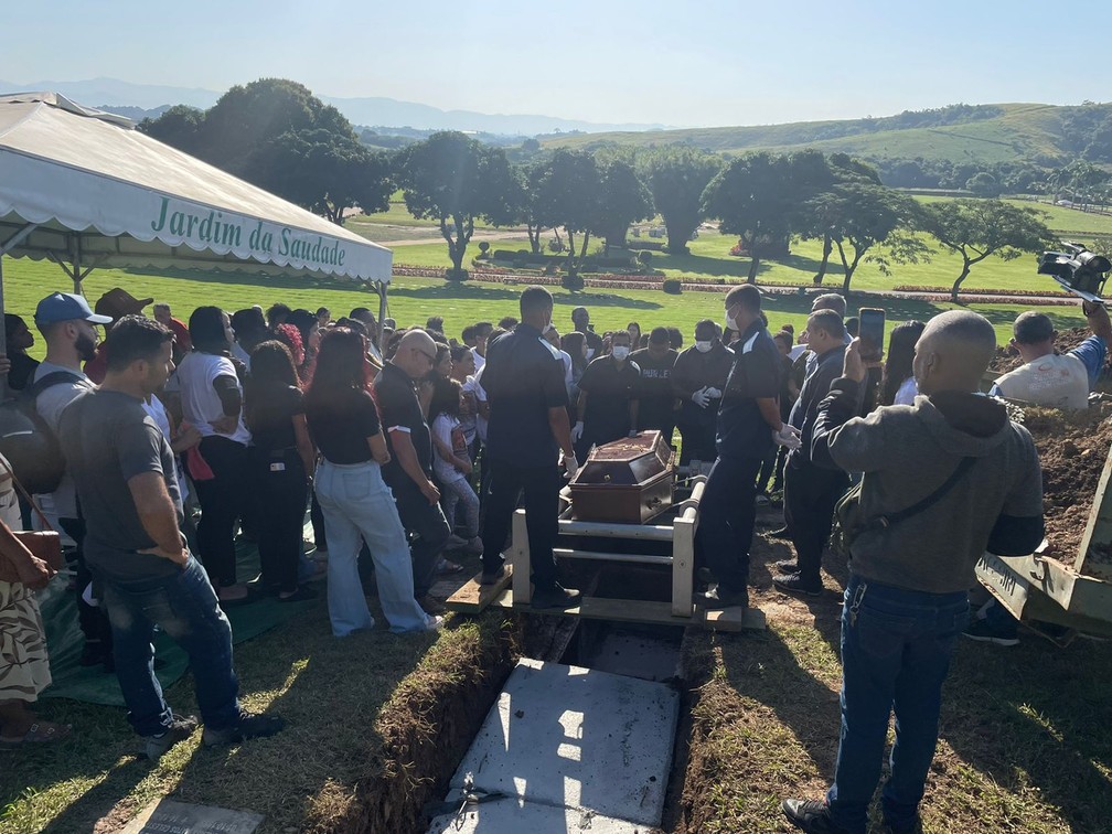 O vel&oacute;rio foi &agrave;s 11h30 e o sepultamento, &agrave;s 14:30, no cemit&eacute;rio Jardim da Saudade, em Paci&ecirc;ncia &mdash; Foto: Erick Rianelli/TV Globo