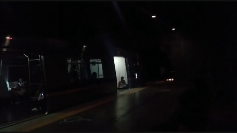 Raio cai em Ceilândia e deixa metrô sem energia no DF — Foto: Reprodução
