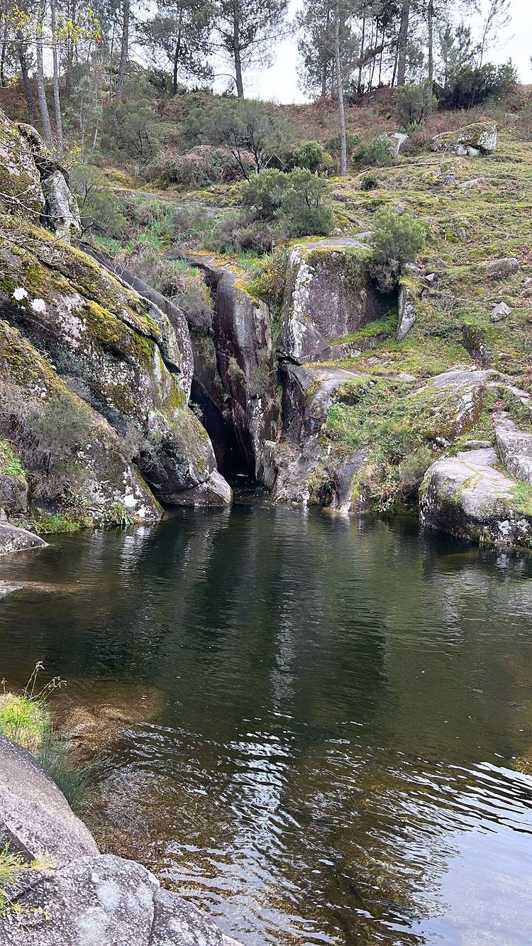Carolina Dieckmann visita cachoeira de água quente em dia frio em Portugal na companhia do filho, José (Foto: Reprodução/Instagram)