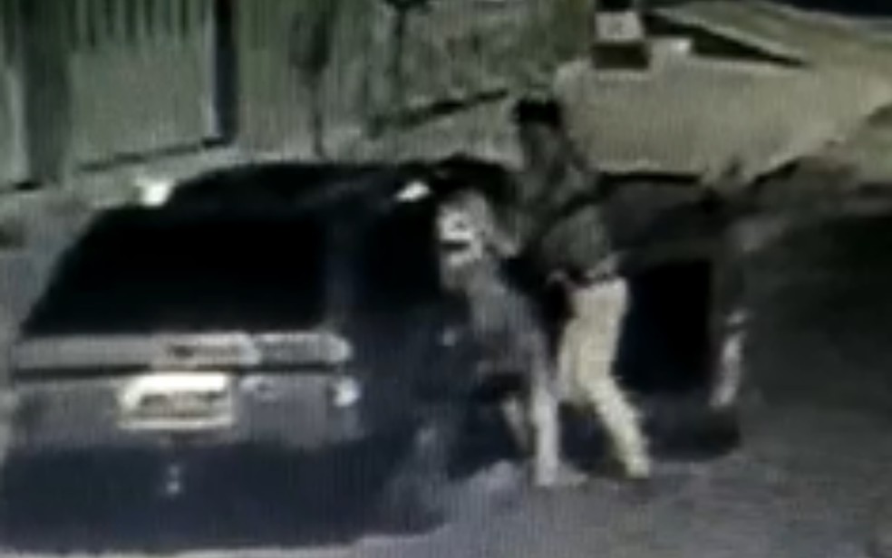 Homem empurra mulher para dentro do carro — Foto: Divulgação/Polícia Civil