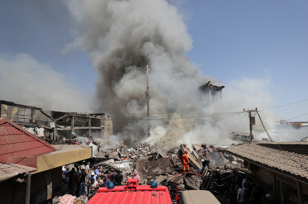 Fumaça se formou após explosões em um armazém de fogos de artifício em um shopping de Yerevan, na Armênia, no dia 14 de agosto de 2022 — Foto: Hayk Baghdasaryan/Photolure/Reuters