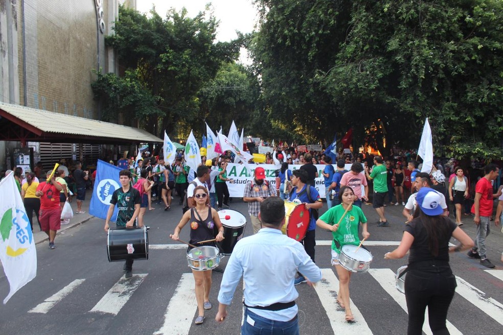 MANAUS, 17h15: Manifestantes na Avenida 7 de Setembro — Foto: Rickardo Marques/G1 AM