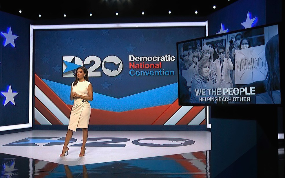 A atriz Eva Longoria apresenta os convidados e participantes da primeira noite da Convenção Nacional do Partido Democrata, na segunda-feira (17) — Foto: Democratic National Convention via AP
