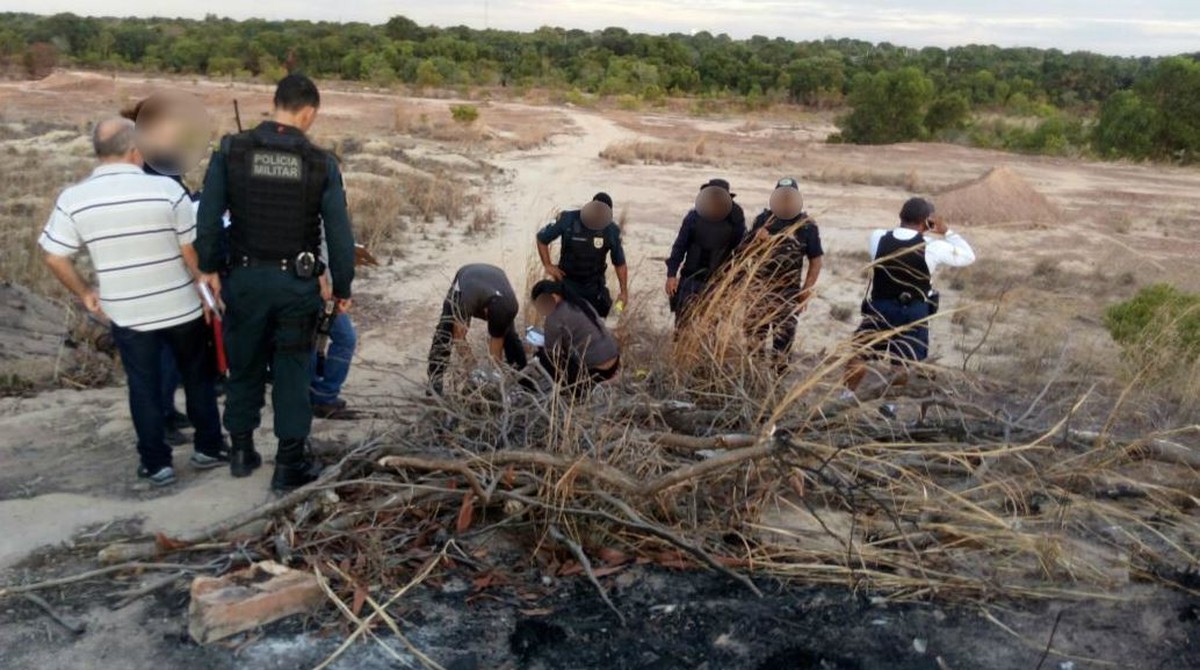 Jovem é encontrada morta a facadas em terreno baldio na zona Oeste de