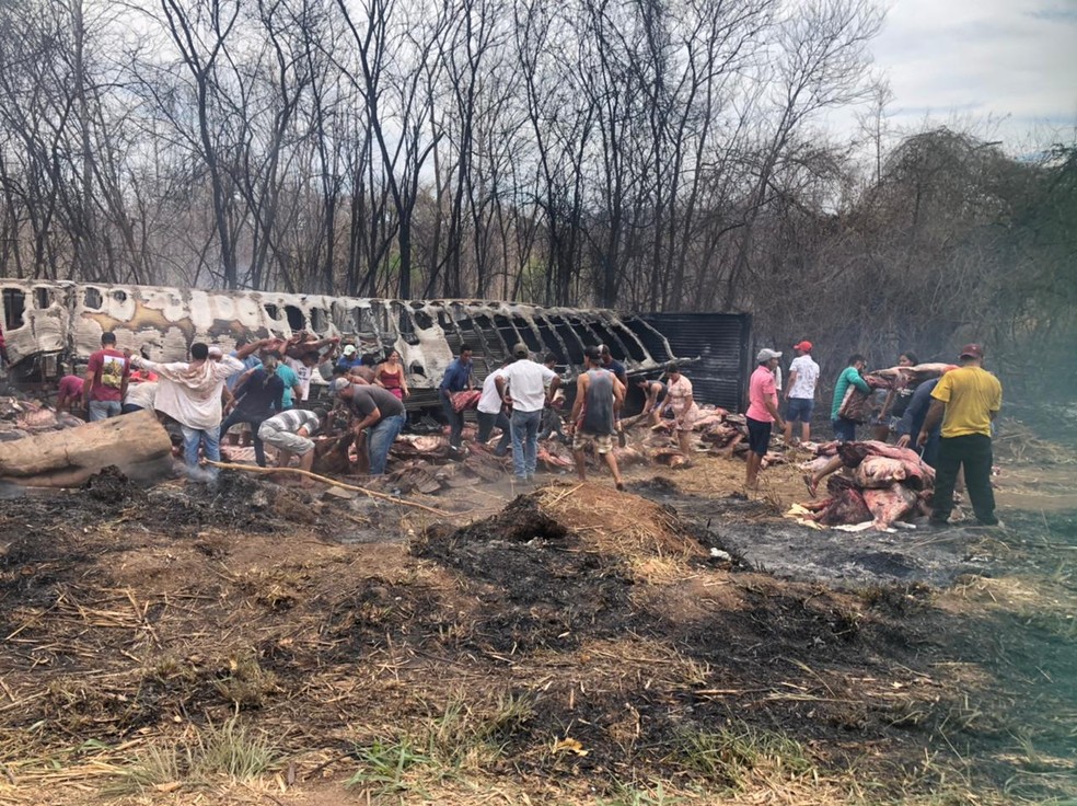 Pessoas que estavam próximos da região, saquearam a carga  — Foto: SGT Helivane