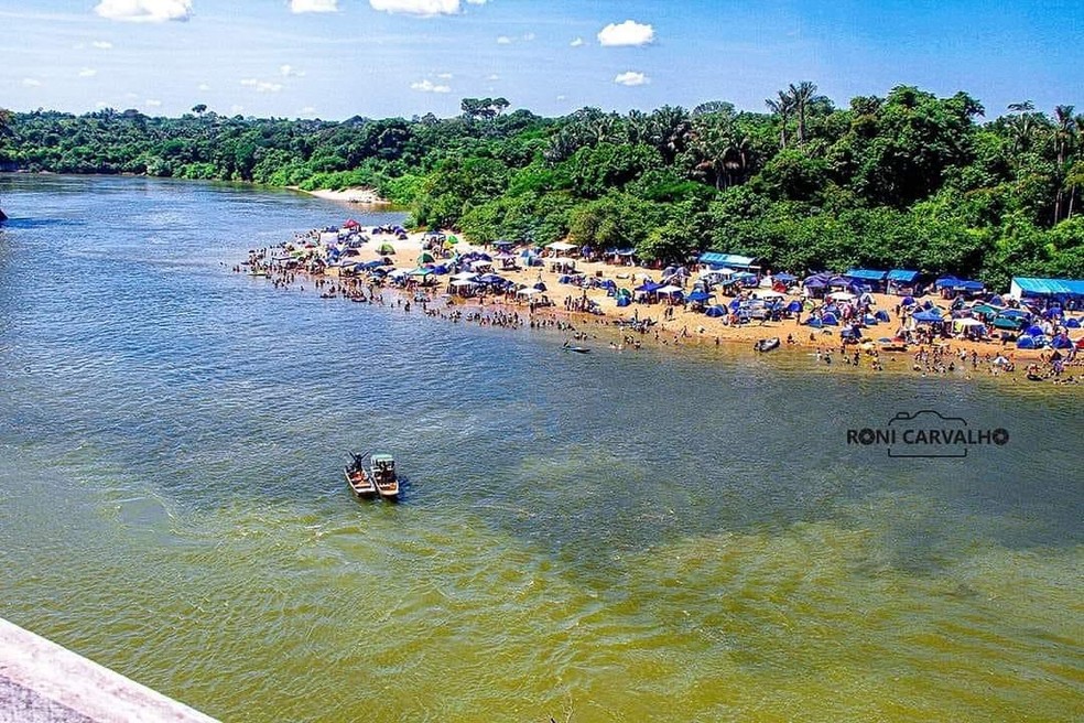 Praia da Calderita, em Porto Velho, com turistas  — Foto: Facebook/Roni Carvalho