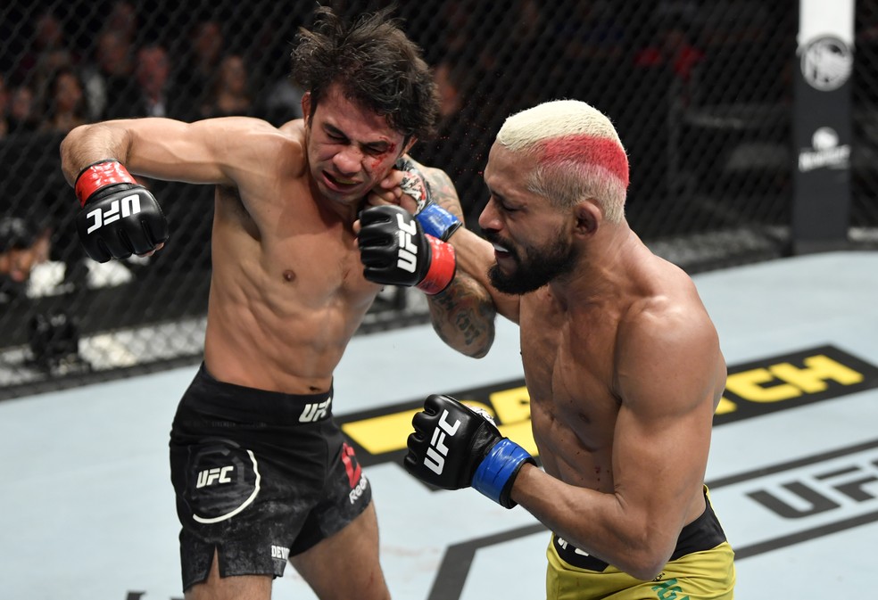 Deiveson Figueiredo acerta um cruzado de direita em Alexandre Pantoja â?? Foto: Jeff Bottari/Getty Images