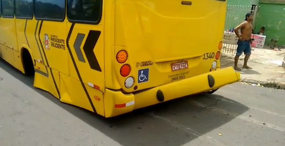 Eixo do ônibus escapou do veículo em Presidente Prudente (Foto: Pedro Senna/Cedida)