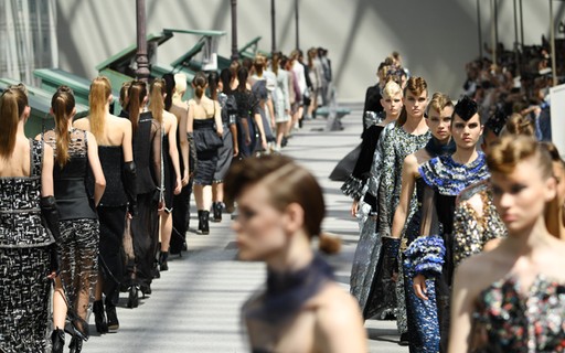 Chanel apresenta coleção de alta costura de inverno com famosas na primeira fila