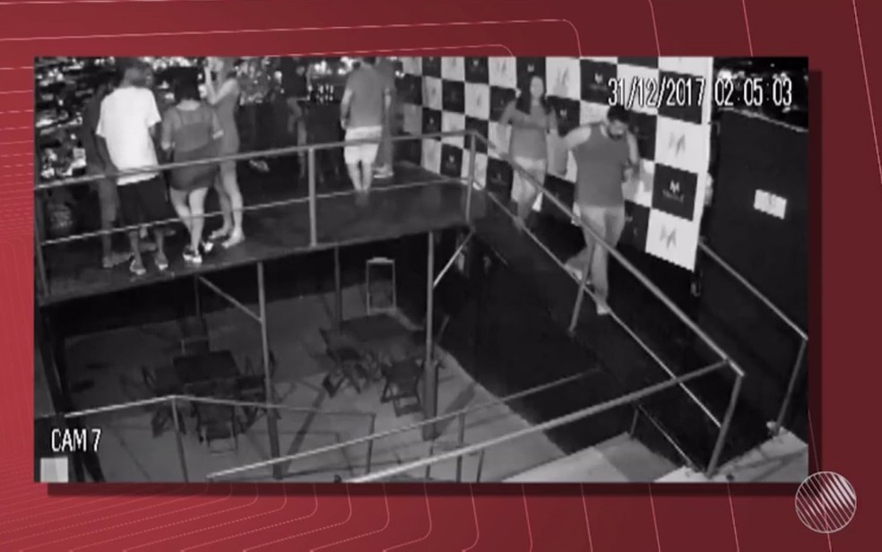 Câmera de segurança mostra momento em que jovem teria sido levada pelo suspeito em boate. (Foto: Reprodução/ TV São Francisco)