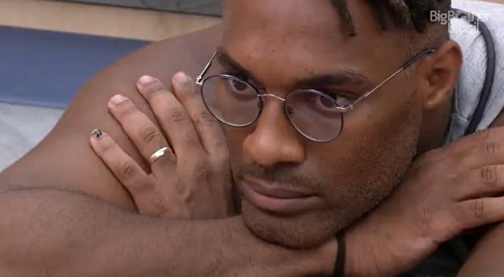 Fred Nicácio escuta desabafos de Cezar sobre discussão com Ricardo — Foto: Globo